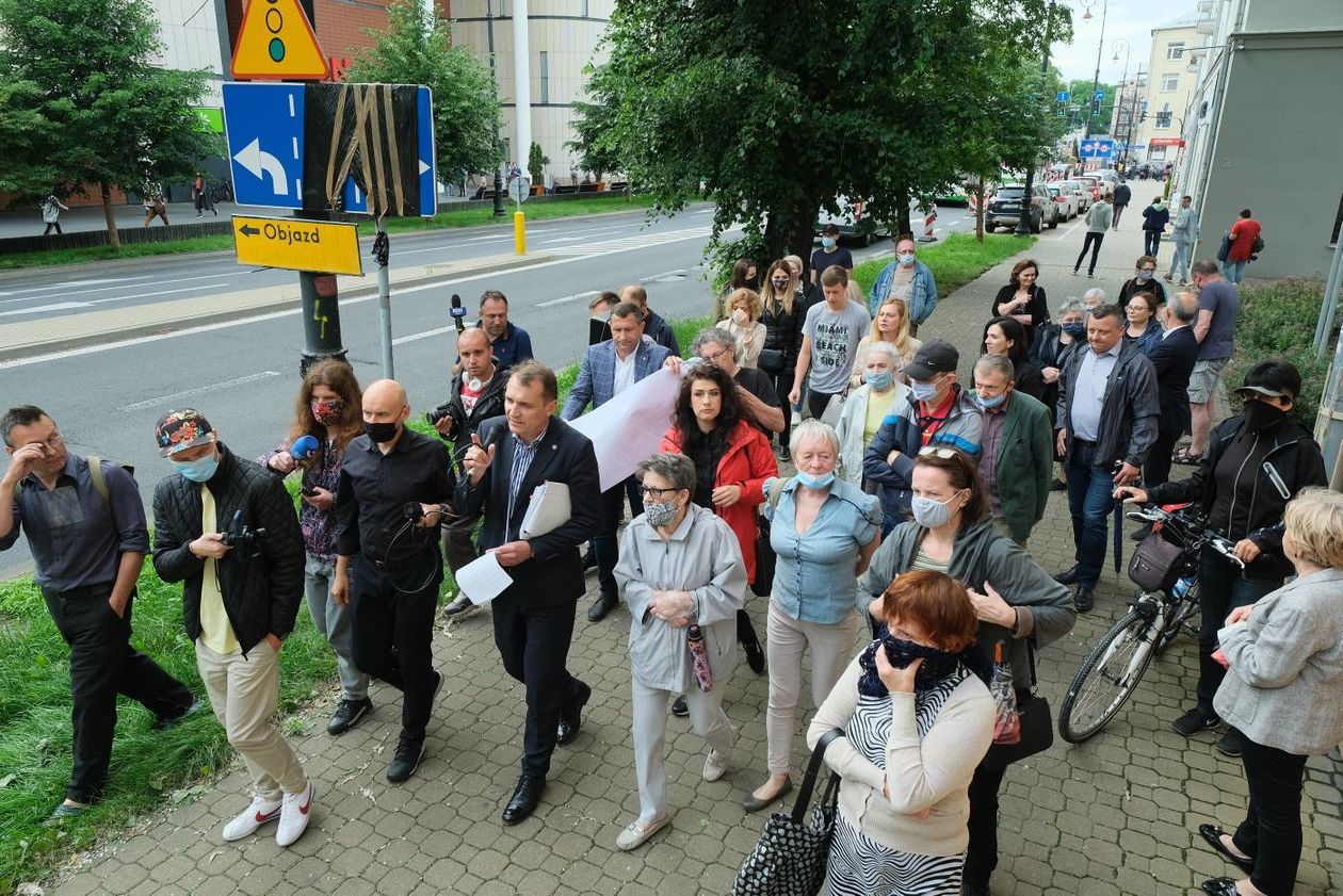  Wizja lokalna obrońców drzew na ul. Lipowej (zdjęcie 1) - Autor: Maciej Kaczanowski