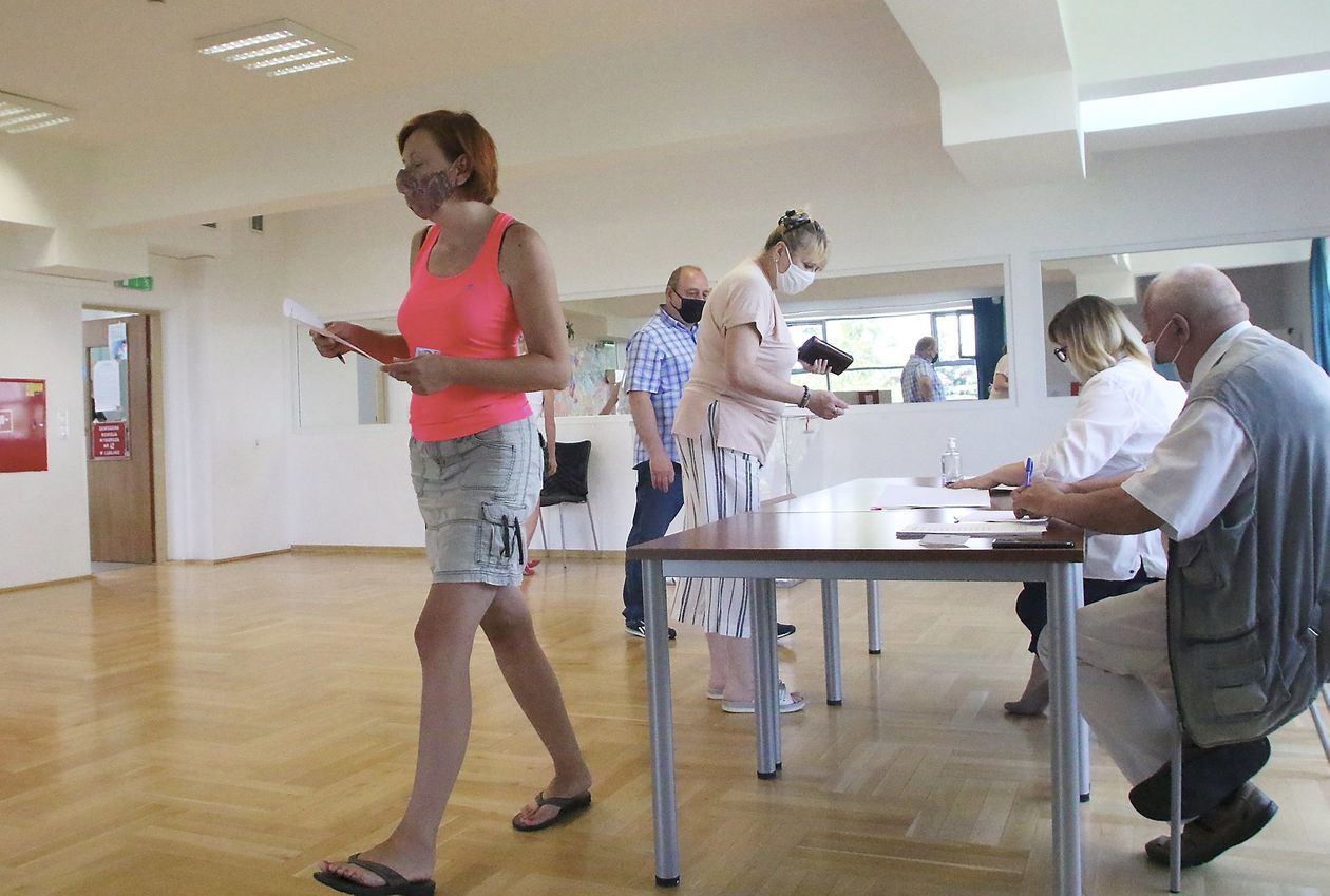  <p>Głosowanie w Dzielnicowym Domu Kultury "Węglinek"</p>