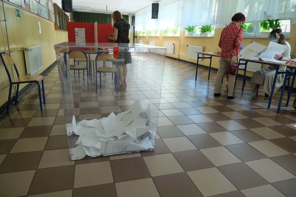  Wybory prezydenckie w Lublinie. OKW nr 126, 124 i 6 (zdjęcie 1) - Autor: Maciej Kaczanowski