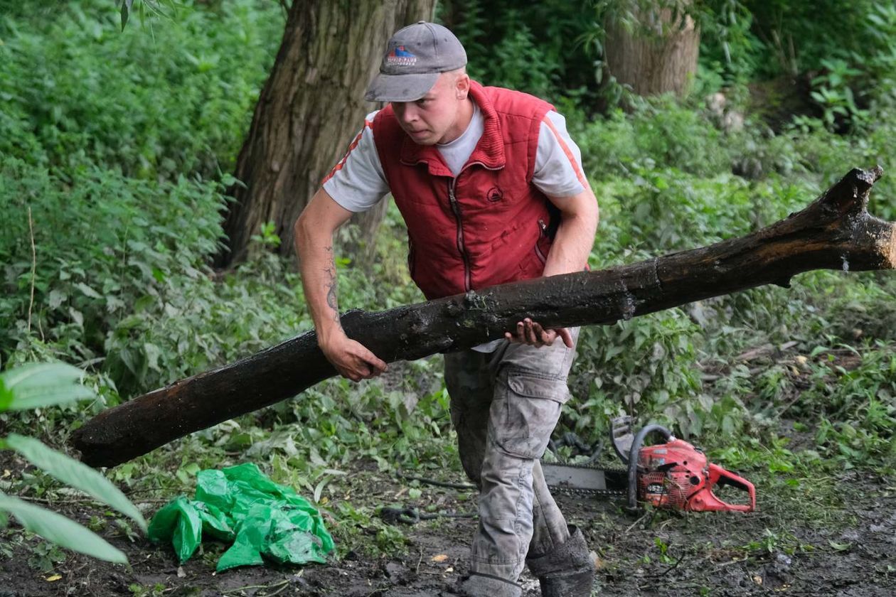  Sprzątanie śmieci zalegających w Bystrzycy na wysokości miejscowości Długie w gminie Wólka (zdjęcie 1) - Autor: Maciej Kaczanowski