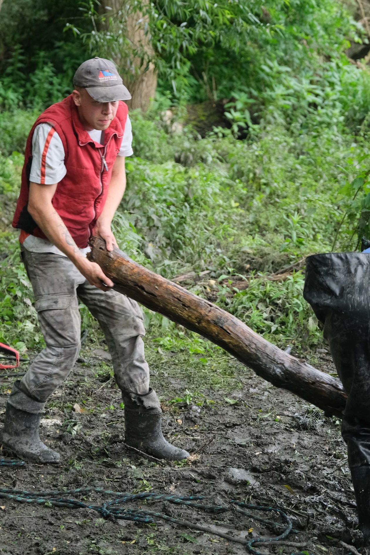  Sprzątanie śmieci zalegających w Bystrzycy na wysokości miejscowości Długie w gminie Wólka (zdjęcie 1) - Autor: Maciej Kaczanowski