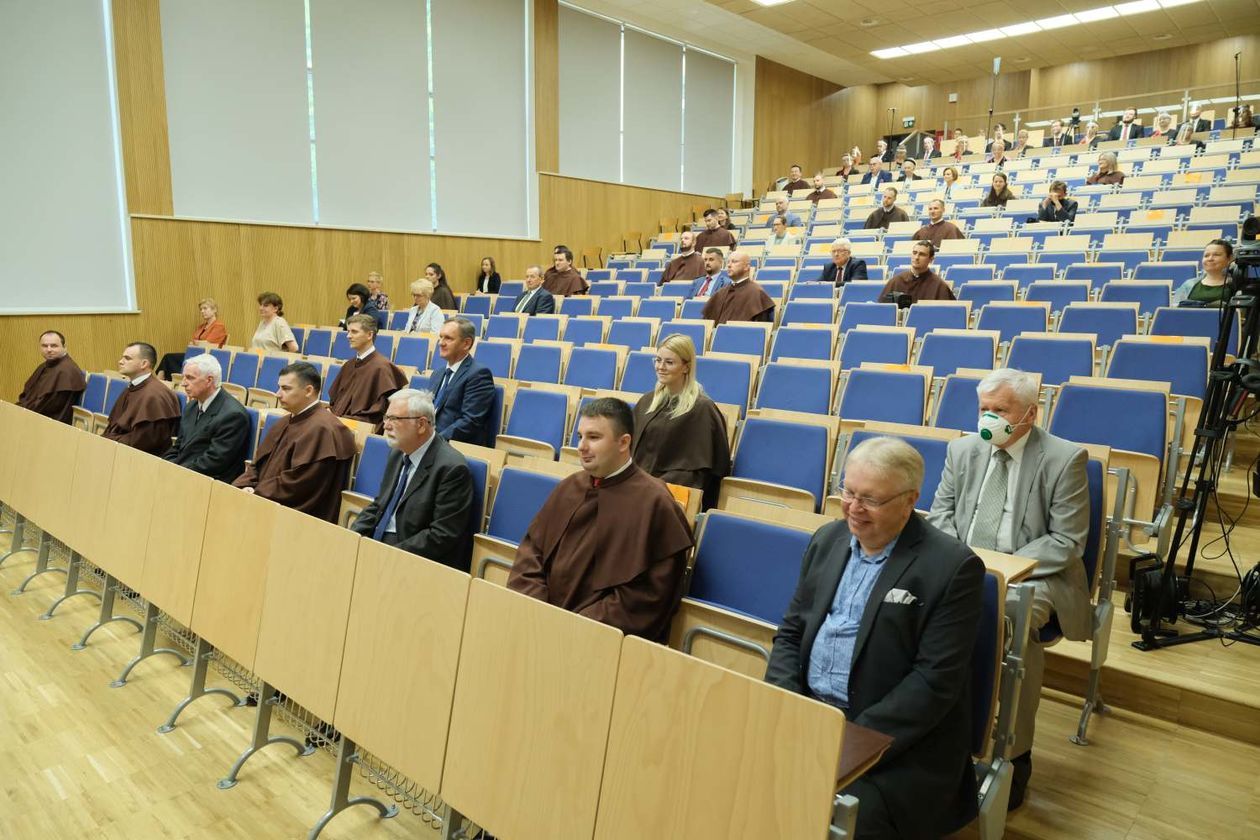  Promocja na politechnice. Nowi doktorzy odebrali dyplomy w auli Wydziału Mechanicznego  (zdjęcie 1) - Autor: Maciej Kaczanowski