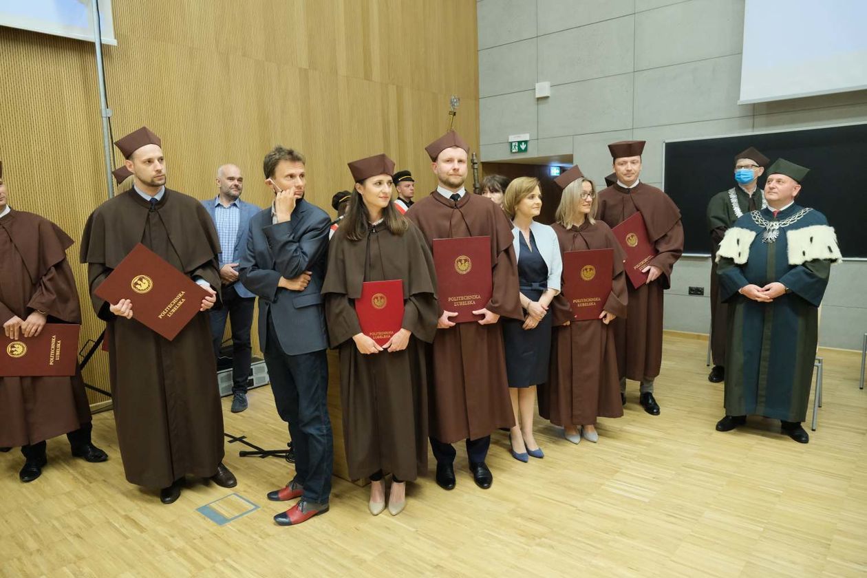  Promocja na politechnice. Nowi doktorzy odebrali dyplomy w auli Wydziału Mechanicznego  (zdjęcie 1) - Autor: Maciej Kaczanowski