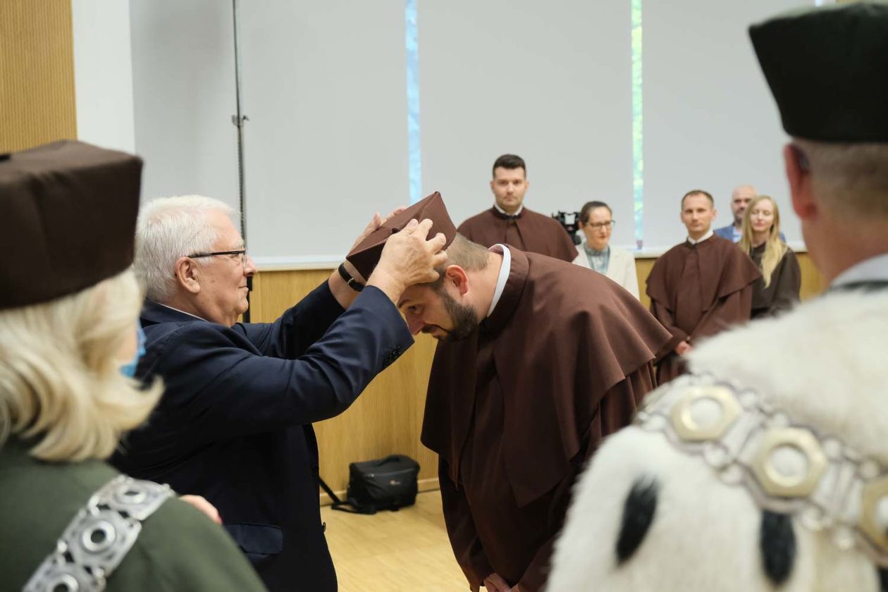  Promocja na politechnice. Nowi doktorzy odebrali dyplomy w auli Wydziału Mechanicznego  (zdjęcie 1) - Autor: Maciej Kaczanowski