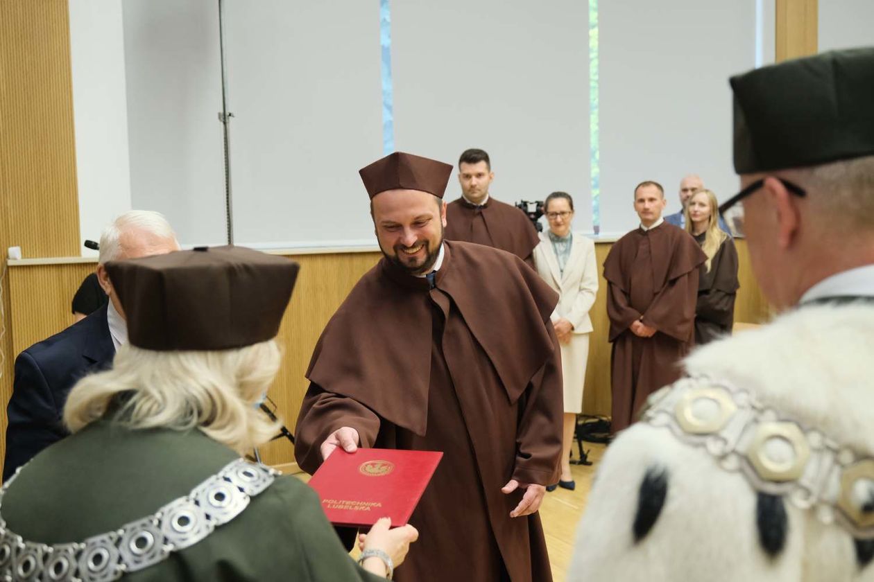  Promocja na politechnice. Nowi doktorzy odebrali dyplomy w auli Wydziału Mechanicznego  (zdjęcie 1) - Autor: Maciej Kaczanowski