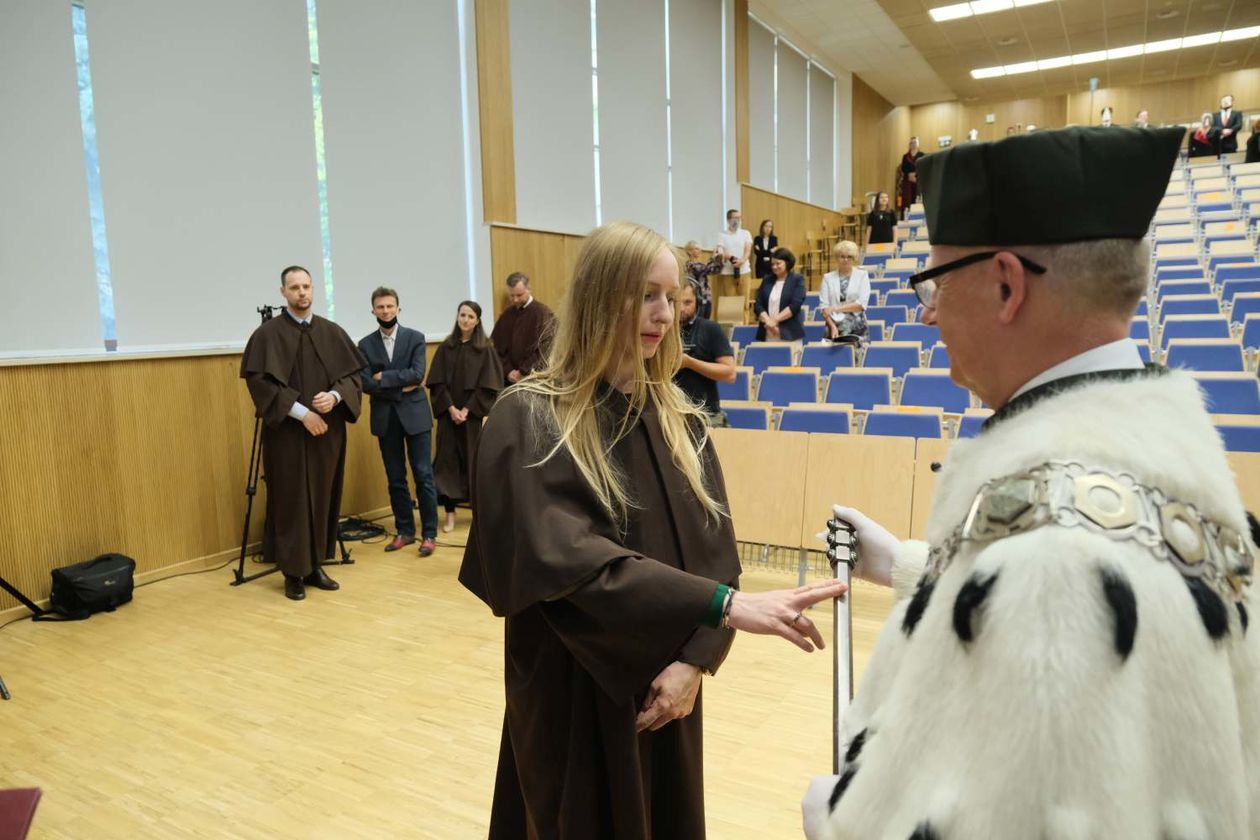  Promocja na politechnice. Nowi doktorzy odebrali dyplomy w auli Wydziału Mechanicznego  (zdjęcie 1) - Autor: Maciej Kaczanowski