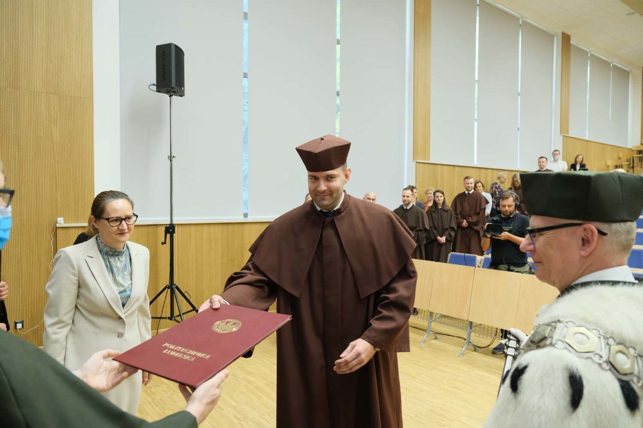  Promocja na politechnice. Nowi doktorzy odebrali dyplomy w auli Wydziału Mechanicznego  (zdjęcie 1) - Autor: Maciej Kaczanowski