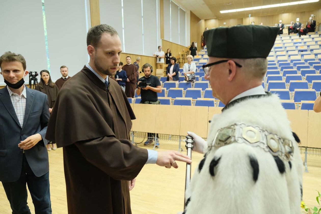  Promocja na politechnice. Nowi doktorzy odebrali dyplomy w auli Wydziału Mechanicznego  (zdjęcie 1) - Autor: Maciej Kaczanowski