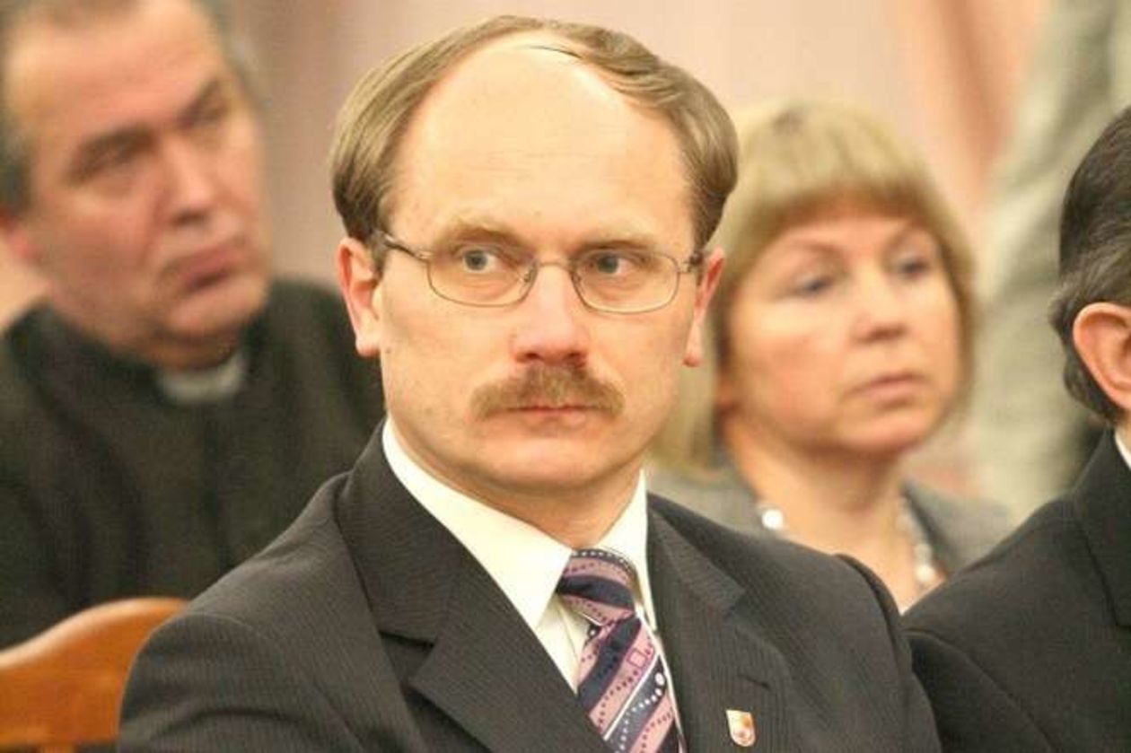  <p><strong>Krzysztof Szulowski (PiS)</strong></p>
<p class="T-SansD09"><strong style="mso-bidi-font-weight: normal;">Oszczędności:</strong> 95 tys. zł, 26 USD, 72 tys. zł w&nbsp;papierach wartościowych<br /> <strong style="mso-bidi-font-weight: normal;">Nieruchomości:</strong> dom o&nbsp;pow. 169 mkw. (500 tys. zł), ziemia rolna o&nbsp;pow. 0,405 ha (10 tys. zł), działka pod domem o&nbsp;pow. 0,18 ha (80 tys. zł)<br /> <strong style="mso-bidi-font-weight: normal;">Zarobki:</strong> 68&nbsp;942,91 zł w&nbsp;Państwowym Instytucie Weterynaryjnym PIB w&nbsp;Puławach, 1&nbsp;078 zł z&nbsp;um&oacute;w zlecenia i o&nbsp;dzieło, 30&nbsp;062,4 zł diety parlamentarnej, 28,125,33 zł uposażenia poselskiego<br /> <strong style="mso-bidi-font-weight: normal;">Pojazdy:</strong> toyota corolla (2016, 60 tys. zł), seta Ibiza (2008, 10 tys. zł, wsp&oacute;łwłasność z&nbsp;c&oacute;rką)<br /> <strong style="mso-bidi-font-weight: normal;">Zobowiązania:</strong> brak</p>
<p>&nbsp;</p>
<p><!-- [if gte mso 9]><xml>
 <w:WordDocument>
  <w:View>Normal</w:View>
  <w:Zoom>0</w:Zoom>
  <w:HyphenationZone>21</w:HyphenationZone>
  <w:PunctuationKerning></w:PunctuationKerning>
  <w:ValidateAgainstSchemas></w:ValidateAgainstSchemas>
  <w:SaveIfXMLInvalid>false</w:SaveIfXMLInvalid>
  <w:IgnoreMixedContent>false</w:IgnoreMixedContent>
  <w:AlwaysShowPlaceholderText>false</w:AlwaysShowPlaceholderText>
  <w:Compatibility>
   <w:BreakWrappedTables></w:BreakWrappedTables>
   <w:SnapToGridInCell></w:SnapToGridInCell>
   <w:WrapTextWithPunct></w:WrapTextWithPunct>
   <w:UseAsianBreakRules></w:UseAsianBreakRules>
   <w:DontGrowAutofit></w:DontGrowAutofit>
  </w:Compatibility>
  <w:BrowserLevel>MicrosoftInternetExplorer4</w:BrowserLevel>
 </w:WordDocument>
</xml><![endif]--><!-- [if gte mso 9]><xml>
 <w:LatentStyles DefLockedState="false" LatentStyleCount="156">
 </w:LatentStyles>
</xml><![endif]--><!-- [if gte mso 10]>
<style>
 /* Style Definitions */
 table.MsoNormalTable
	{mso-style-name:Standardowy;
	mso-tstyle-rowband-size:0;
	mso-tstyle-colband-size:0;
	mso-style-noshow:yes;
	mso-style-parent:"";
	mso-padding-alt:0cm 5.4pt 0cm 5.4pt;
	mso-para-margin:0cm;
	mso-para-margin-bottom:.0001pt;
	mso-pagination:widow-orphan;
	font-size:10.0pt;
	font-family:"Times New Roman";
	mso-ansi-language:#0400;
	mso-fareast-language:#0400;
	mso-bidi-language:#0400;}
</style>
<![endif]--></p>