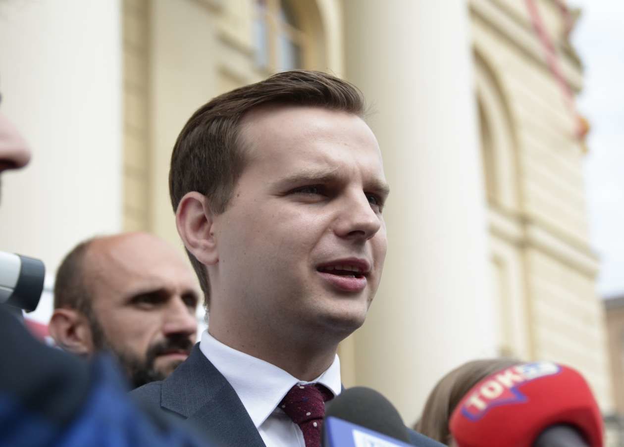  <p><strong>Jakub Kulesza (Konfederacja)</strong></p>
<p class="T-SansD09"><strong style="mso-bidi-font-weight: normal;">Oszczędności:</strong> 10 tys. zł<br /> <strong style="mso-bidi-font-weight: normal;">Nieruchomości:</strong> mieszkanie o&nbsp;pow. 59,1 mkw. (ok. 400 tys. zł), udział we własności garażu podziemnego (20 tys. zł)<br /> <strong style="mso-bidi-font-weight: normal;">Zarobki:</strong> 99&nbsp;940,6 zł uposażenia poselskiego, 30&nbsp;312,93 zł diety parlamentarnej, 179,54 zł diety opodatkowanej <br /> <strong style="mso-bidi-font-weight: normal;">Pojazdy:</strong> BMW E91 (2009), BMW F11 (2012)<br /> <strong style="mso-bidi-font-weight: normal;">Zobowiązania:</strong> brak</p>
<p>&nbsp;</p>
<p><!-- [if gte mso 9]><xml>
 <w:WordDocument>
  <w:View>Normal</w:View>
  <w:Zoom>0</w:Zoom>
  <w:HyphenationZone>21</w:HyphenationZone>
  <w:PunctuationKerning></w:PunctuationKerning>
  <w:ValidateAgainstSchemas></w:ValidateAgainstSchemas>
  <w:SaveIfXMLInvalid>false</w:SaveIfXMLInvalid>
  <w:IgnoreMixedContent>false</w:IgnoreMixedContent>
  <w:AlwaysShowPlaceholderText>false</w:AlwaysShowPlaceholderText>
  <w:Compatibility>
   <w:BreakWrappedTables></w:BreakWrappedTables>
   <w:SnapToGridInCell></w:SnapToGridInCell>
   <w:WrapTextWithPunct></w:WrapTextWithPunct>
   <w:UseAsianBreakRules></w:UseAsianBreakRules>
   <w:DontGrowAutofit></w:DontGrowAutofit>
  </w:Compatibility>
  <w:BrowserLevel>MicrosoftInternetExplorer4</w:BrowserLevel>
 </w:WordDocument>
</xml><![endif]--><!-- [if gte mso 9]><xml>
 <w:LatentStyles DefLockedState="false" LatentStyleCount="156">
 </w:LatentStyles>
</xml><![endif]--><!-- [if gte mso 10]>
<style>
 /* Style Definitions */
 table.MsoNormalTable
	{mso-style-name:Standardowy;
	mso-tstyle-rowband-size:0;
	mso-tstyle-colband-size:0;
	mso-style-noshow:yes;
	mso-style-parent:"";
	mso-padding-alt:0cm 5.4pt 0cm 5.4pt;
	mso-para-margin:0cm;
	mso-para-margin-bottom:.0001pt;
	mso-pagination:widow-orphan;
	font-size:10.0pt;
	font-family:"Times New Roman";
	mso-ansi-language:#0400;
	mso-fareast-language:#0400;
	mso-bidi-language:#0400;}
</style>
<![endif]--></p>