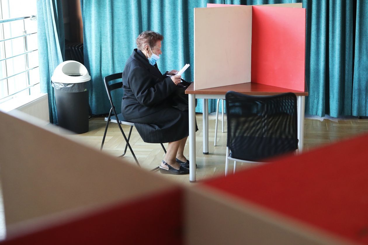  <p>Przy ul. Judyma 2a znajdują się aż trzy komisje wyborcze. Na godzinę 17 frekwencja wyniosła od 52 do 66 procent.</p>