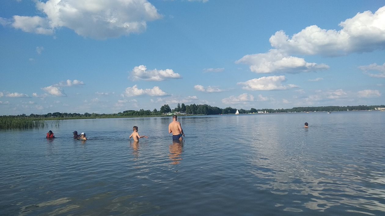  Głosowanie w Okunince nad jeziorem Białym (zdjęcie 1) - Autor: Wojciech Zakrzewski