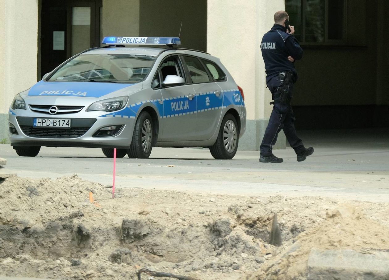  Niewybuch znaleziony podczas remontu Al. Racławickich (zdjęcie 1) - Autor: Maciej Kaczanowski