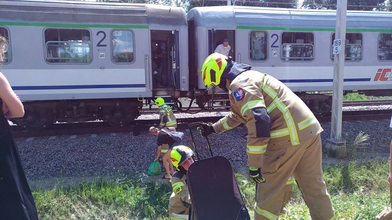  Pasażerowie opuszczają pociąg po tym jak na torach doszło do śmietelnego wypadku (zdjęcie 1) - Autor: Czytelniczka