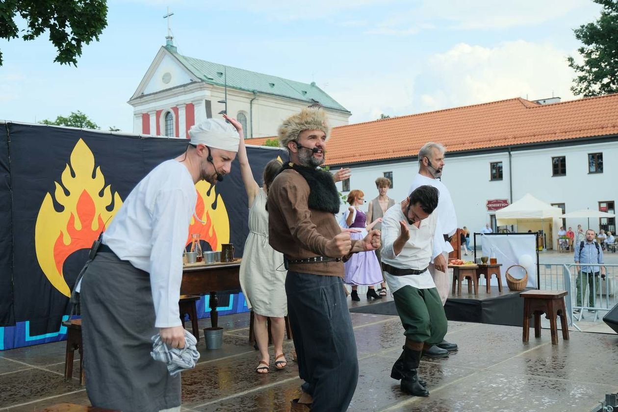  Legenda o Czarciej Łapie: spektakl Poławiaczy Pereł na pl. Litewskim (zdjęcie 1) - Autor: Maciej Kaczanowski