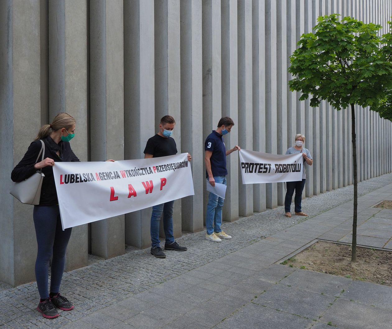  Protest przedsiębiorców w Urzędzie Marszałkowskim (zdjęcie 1) - Autor: Iwona Burdzanowska