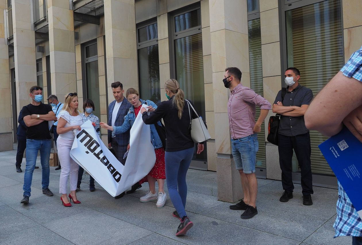  Protest przedsiębiorców w Urzędzie Marszałkowskim (zdjęcie 1) - Autor: Iwona Burdzanowska