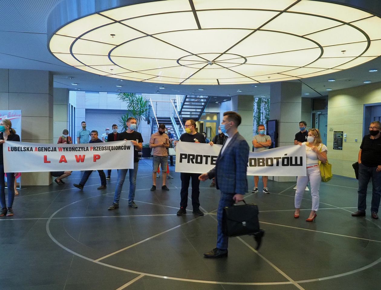  Protest przedsiębiorców w Urzędzie Marszałkowskim (zdjęcie 1) - Autor: Iwona Burdzanowska