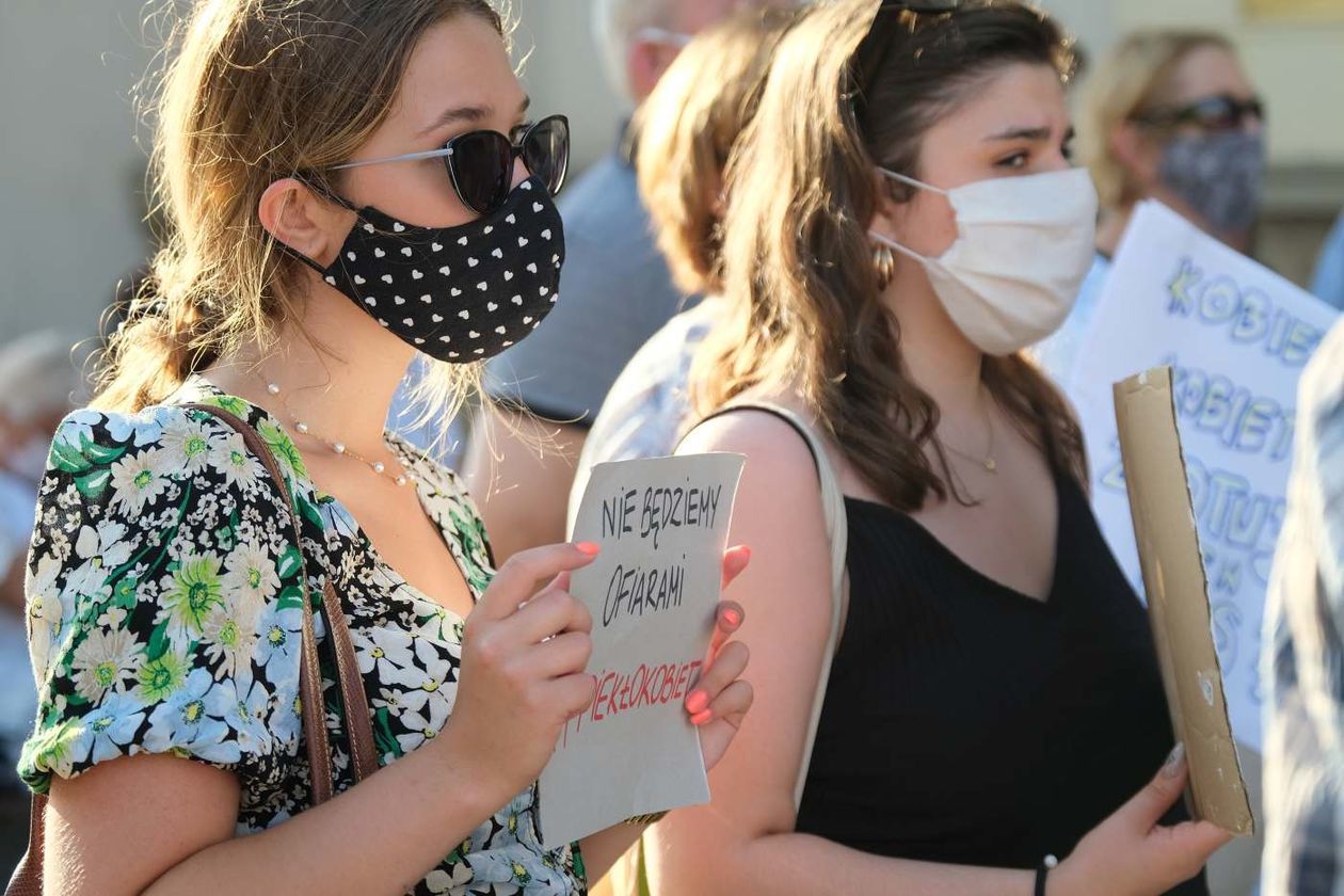  Protest kobiet przeciwko wypowiedzeniu przez Polskę Konwencji Antyprzemocowej (zdjęcie 1) - Autor: Maciej Kaczanowski