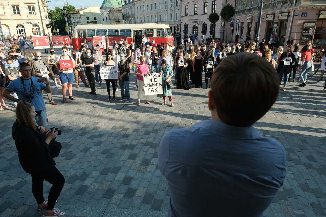  Protest kobiet przeciwko wypowiedzeniu przez Polskę Konwencji Antyprzemocowej (zdjęcie 1) - Autor: Maciej Kaczanowski