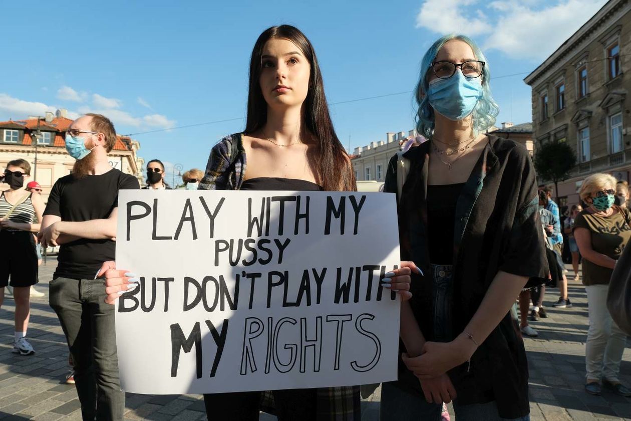  Protest kobiet przeciwko wypowiedzeniu przez Polskę Konwencji Antyprzemocowej (zdjęcie 1) - Autor: Maciej Kaczanowski