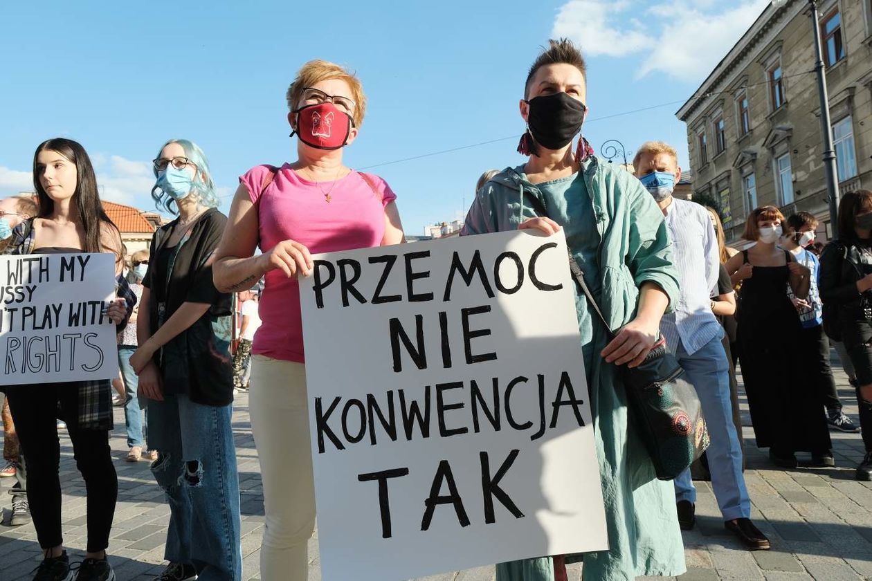  Protest kobiet przeciwko wypowiedzeniu przez Polskę Konwencji Antyprzemocowej (zdjęcie 1) - Autor: Maciej Kaczanowski