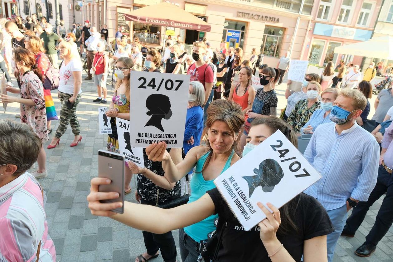 Protest kobiet przeciwko wypowiedzeniu przez Polskę Konwencji Antyprzemocowej - Autor: Maciej Kaczanowski
