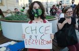 Protest kobiet przeciwko wypowiedzeniu przez Polskę Konwencji Antyprzemocowej (zdjęcie 4)