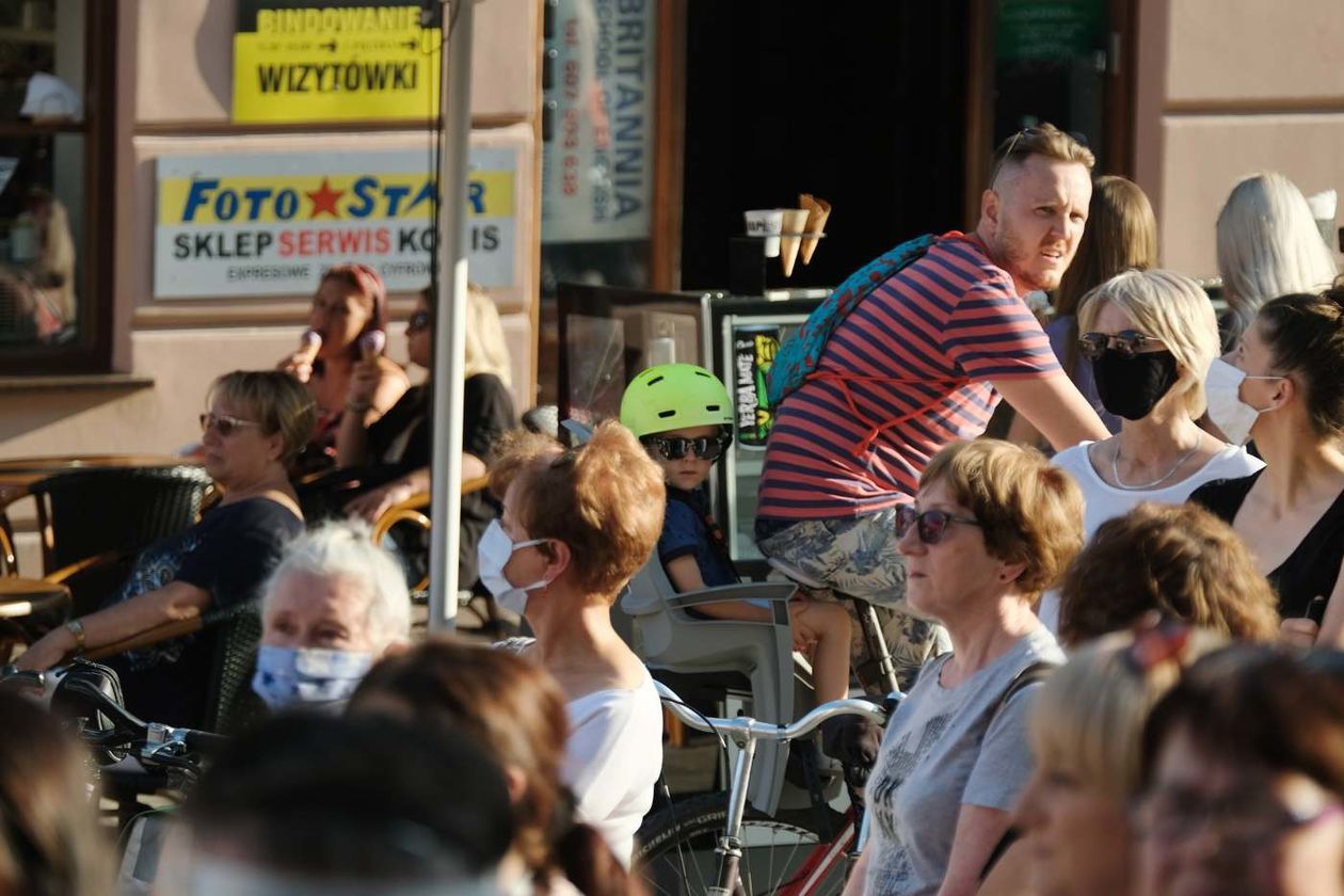  Protest kobiet przeciwko wypowiedzeniu przez Polskę Konwencji Antyprzemocowej (zdjęcie 1) - Autor: Maciej Kaczanowski