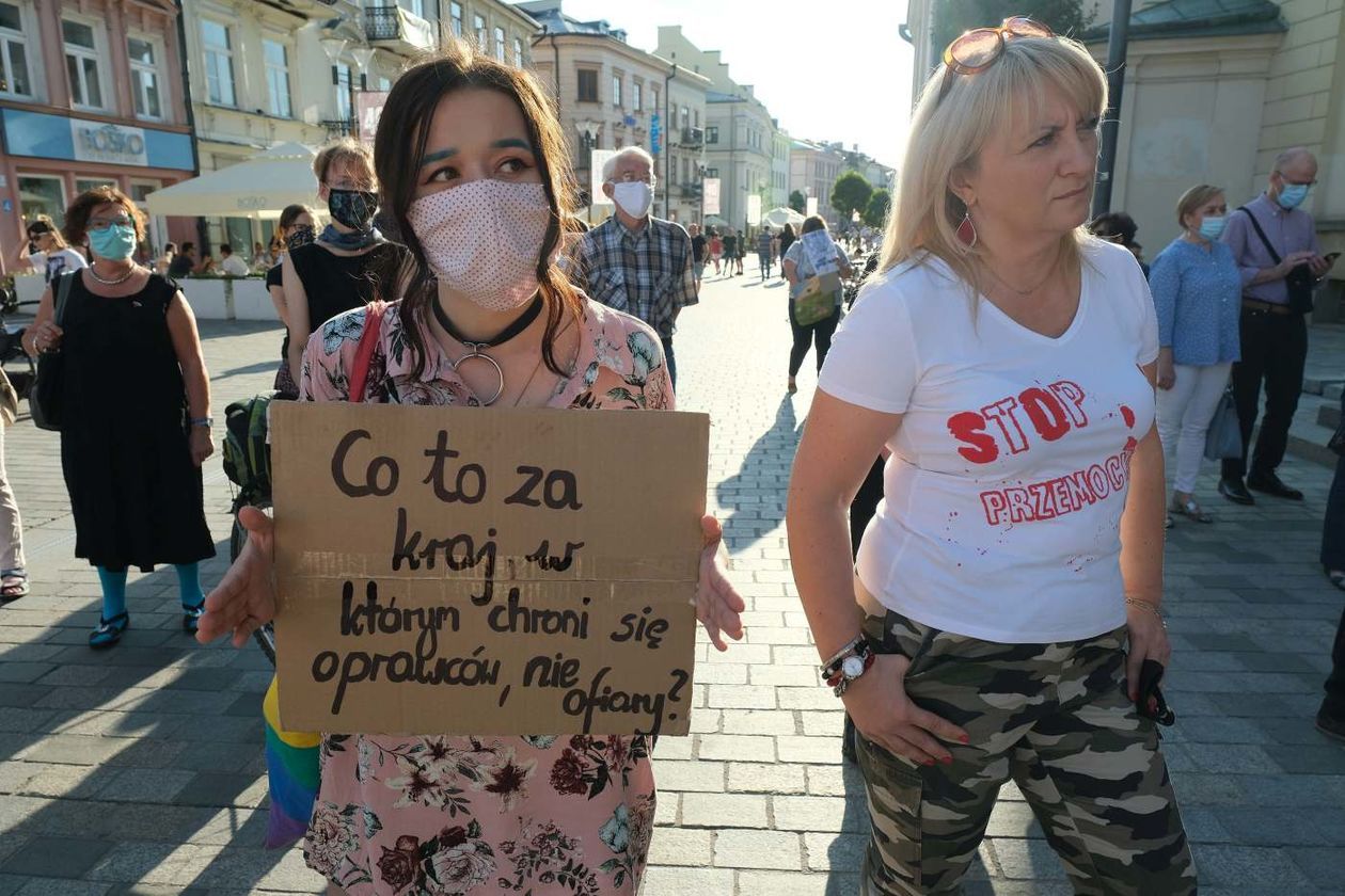  Protest kobiet przeciwko wypowiedzeniu przez Polskę Konwencji Antyprzemocowej (zdjęcie 1) - Autor: Maciej Kaczanowski