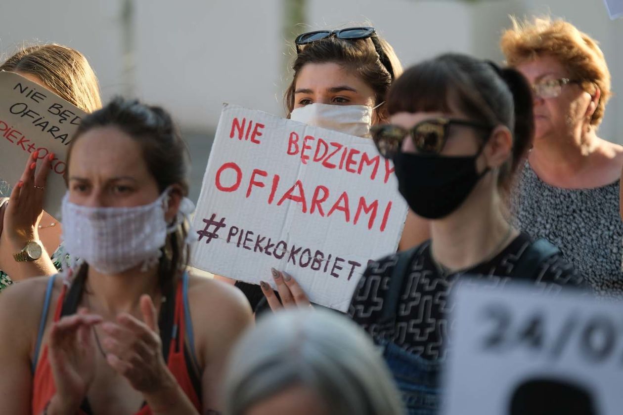  Protest kobiet przeciwko wypowiedzeniu przez Polskę Konwencji Antyprzemocowej (zdjęcie 1) - Autor: Maciej Kaczanowski