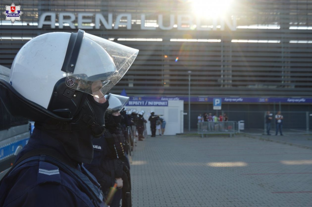  Policyjne zabezpieczenie meczu piłkarskiego na Arenie Lublin (zdjęcie 1) - Autor: Policja