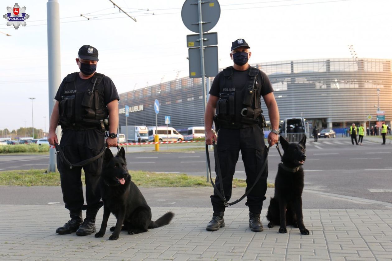  Policyjne zabezpieczenie meczu piłkarskiego na Arenie Lublin (zdjęcie 1) - Autor: Policja