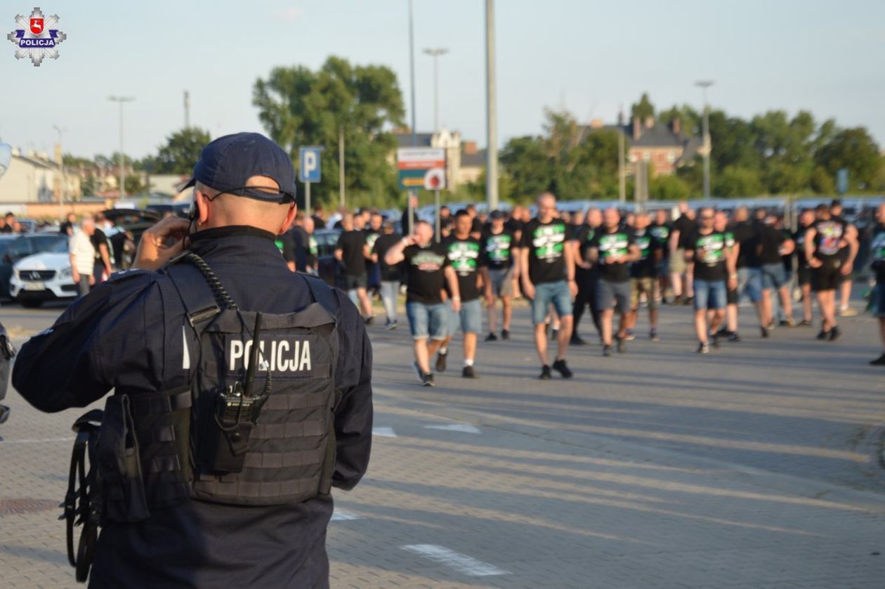  Policyjne zabezpieczenie meczu piłkarskiego na Arenie Lublin (zdjęcie 1) - Autor: Policja