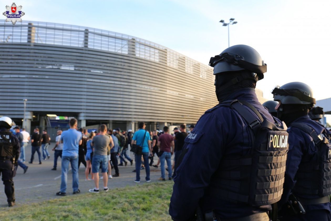  Policyjne zabezpieczenie meczu piłkarskiego na Arenie Lublin (zdjęcie 1) - Autor: Policja