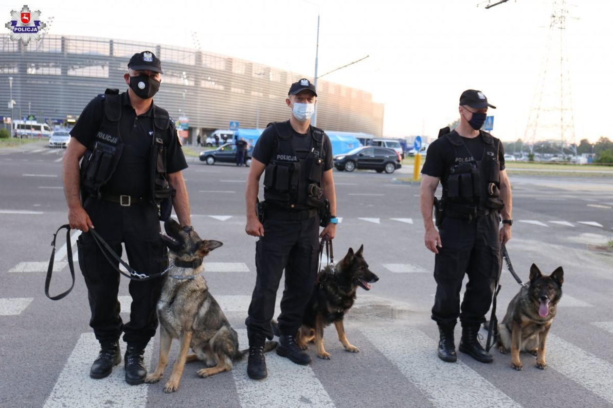  Policyjne zabezpieczenie meczu piłkarskiego na Arenie Lublin (zdjęcie 1) - Autor: Policja