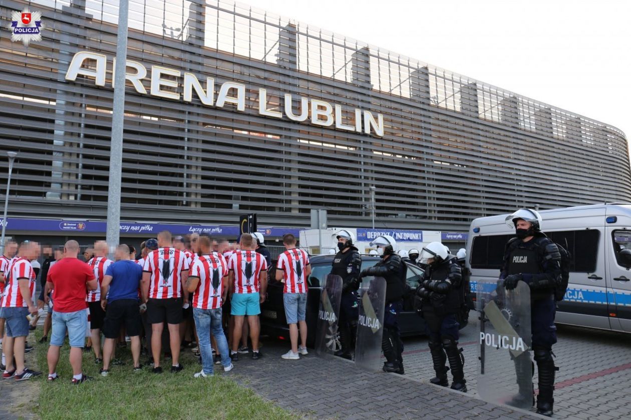  Policyjne zabezpieczenie meczu piłkarskiego na Arenie Lublin (zdjęcie 1) - Autor: Policja