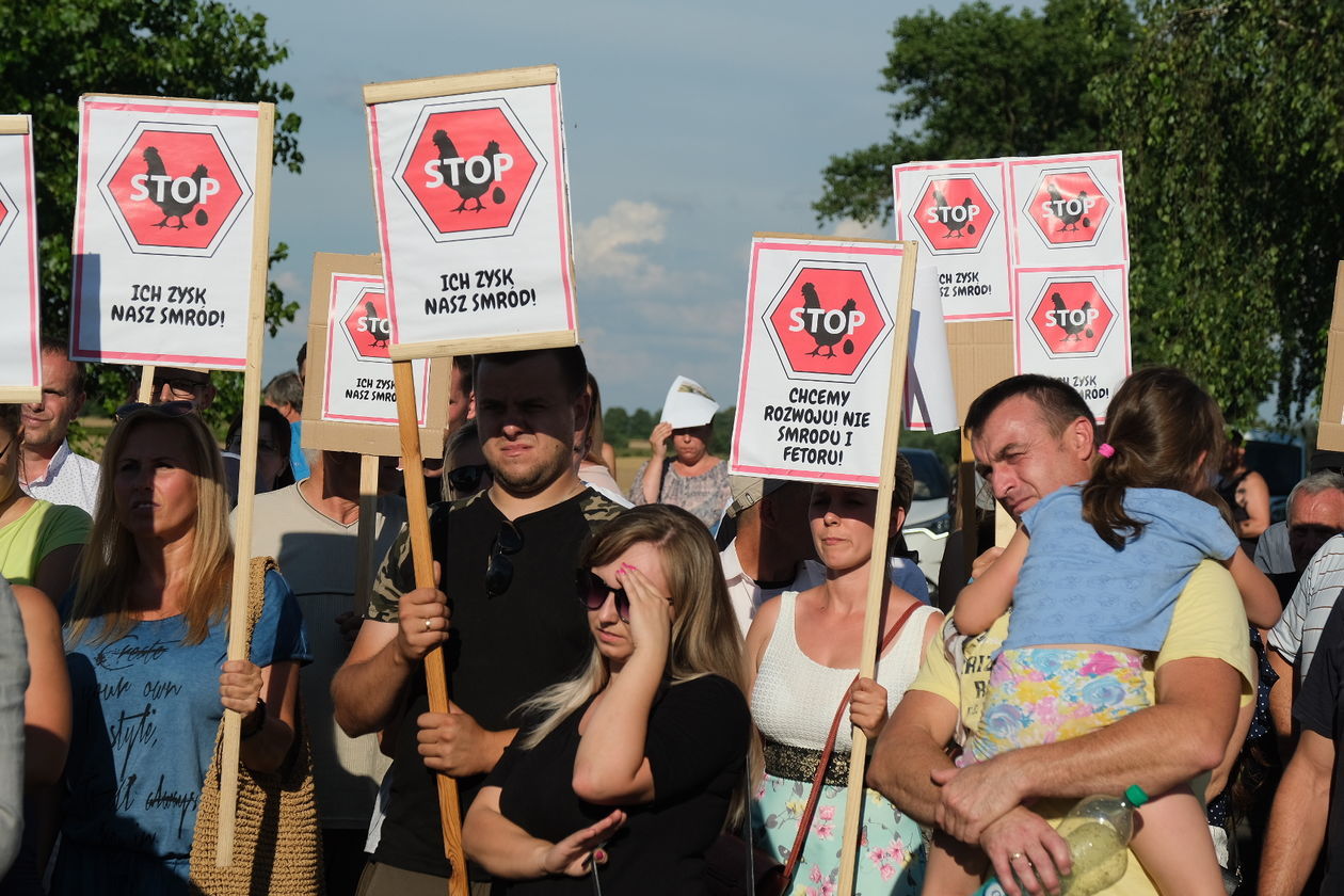  Protest mieszkańców przeciwko budowie kurników w Pałecznicy-Kolonii (zdjęcie 1) - Autor: Maciej Kaczanowski