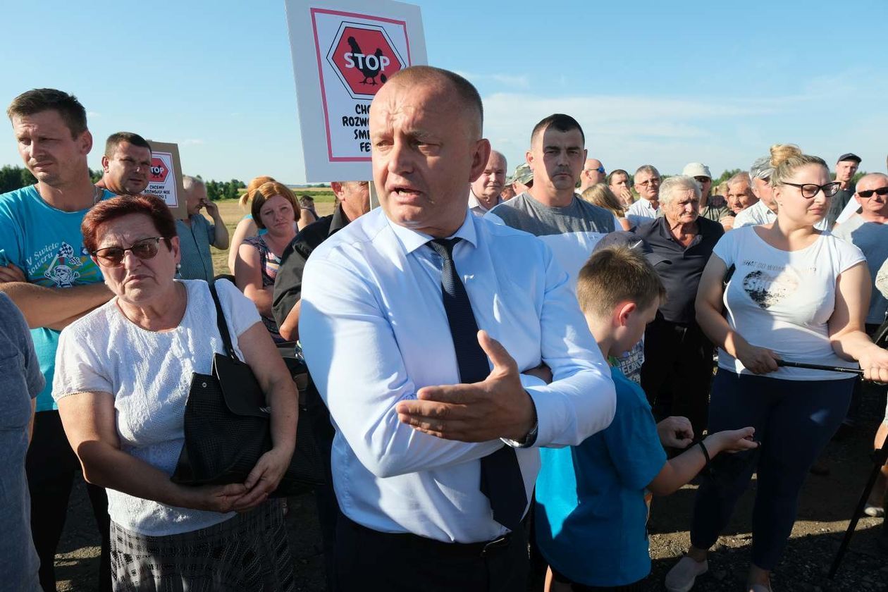  Protest mieszkańców przeciwko budowie kurników w Pałecznicy-Kolonii (zdjęcie 1) - Autor: Maciej Kaczanowski