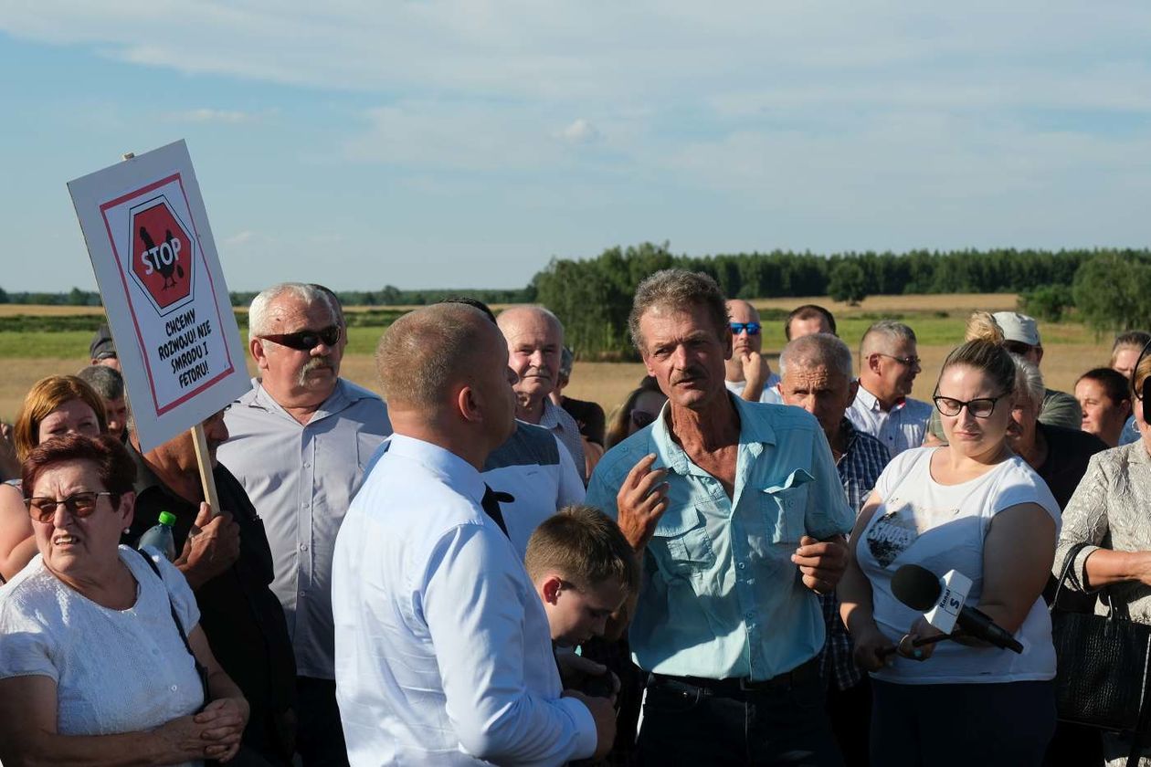  Protest mieszkańców przeciwko budowie kurników w Pałecznicy-Kolonii (zdjęcie 1) - Autor: Maciej Kaczanowski