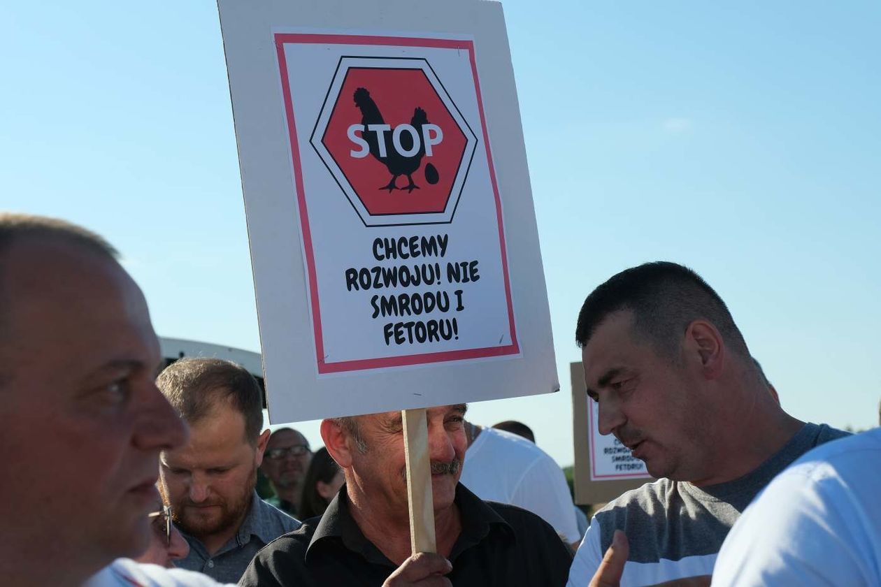  Protest mieszkańców przeciwko budowie kurników w Pałecznicy-Kolonii (zdjęcie 1) - Autor: Maciej Kaczanowski