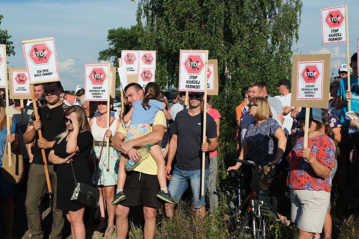  Protest mieszkańców przeciwko budowie kurników w Pałecznicy-Kolonii (zdjęcie 1) - Autor: Maciej Kaczanowski