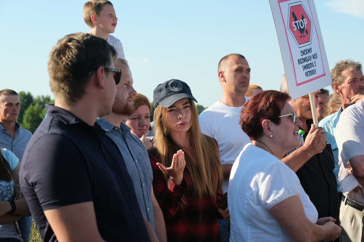  Protest mieszkańców przeciwko budowie kurników w Pałecznicy-Kolonii (zdjęcie 1) - Autor: Maciej Kaczanowski