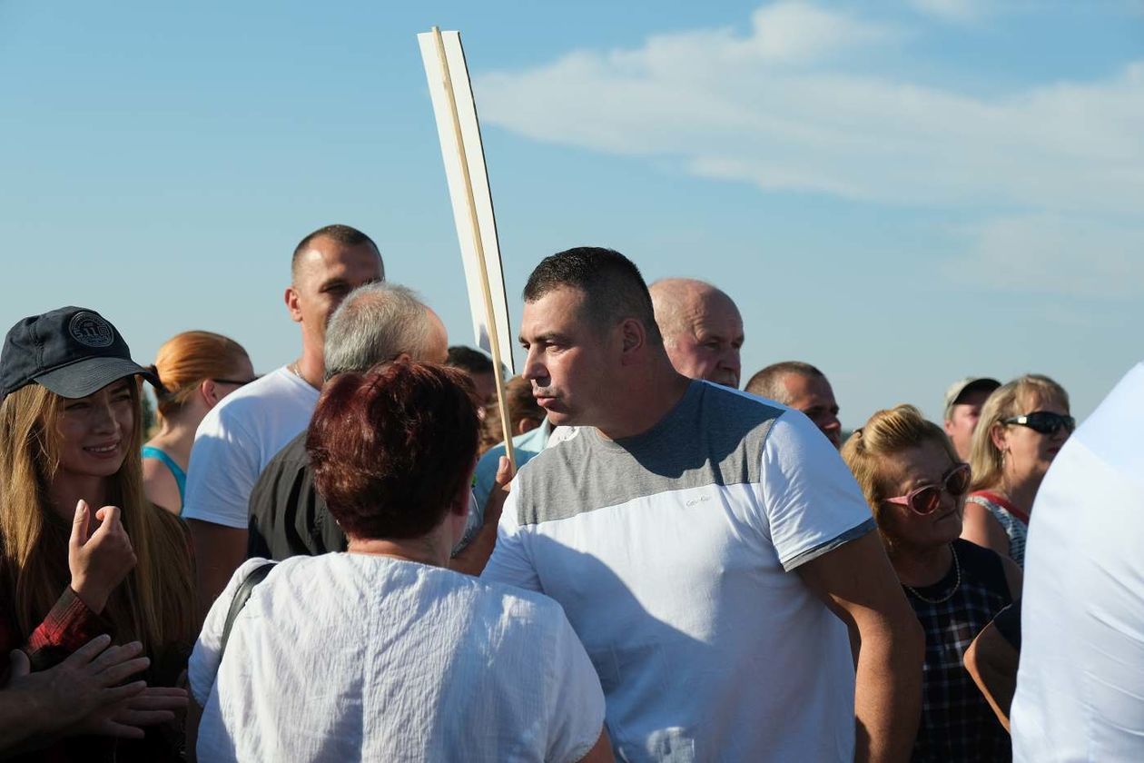  Protest mieszkańców przeciwko budowie kurników w Pałecznicy-Kolonii (zdjęcie 1) - Autor: Maciej Kaczanowski