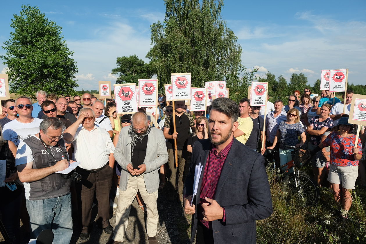  Protest mieszkańców przeciwko budowie kurników w Pałecznicy-Kolonii (zdjęcie 1) - Autor: Maciej Kaczanowski