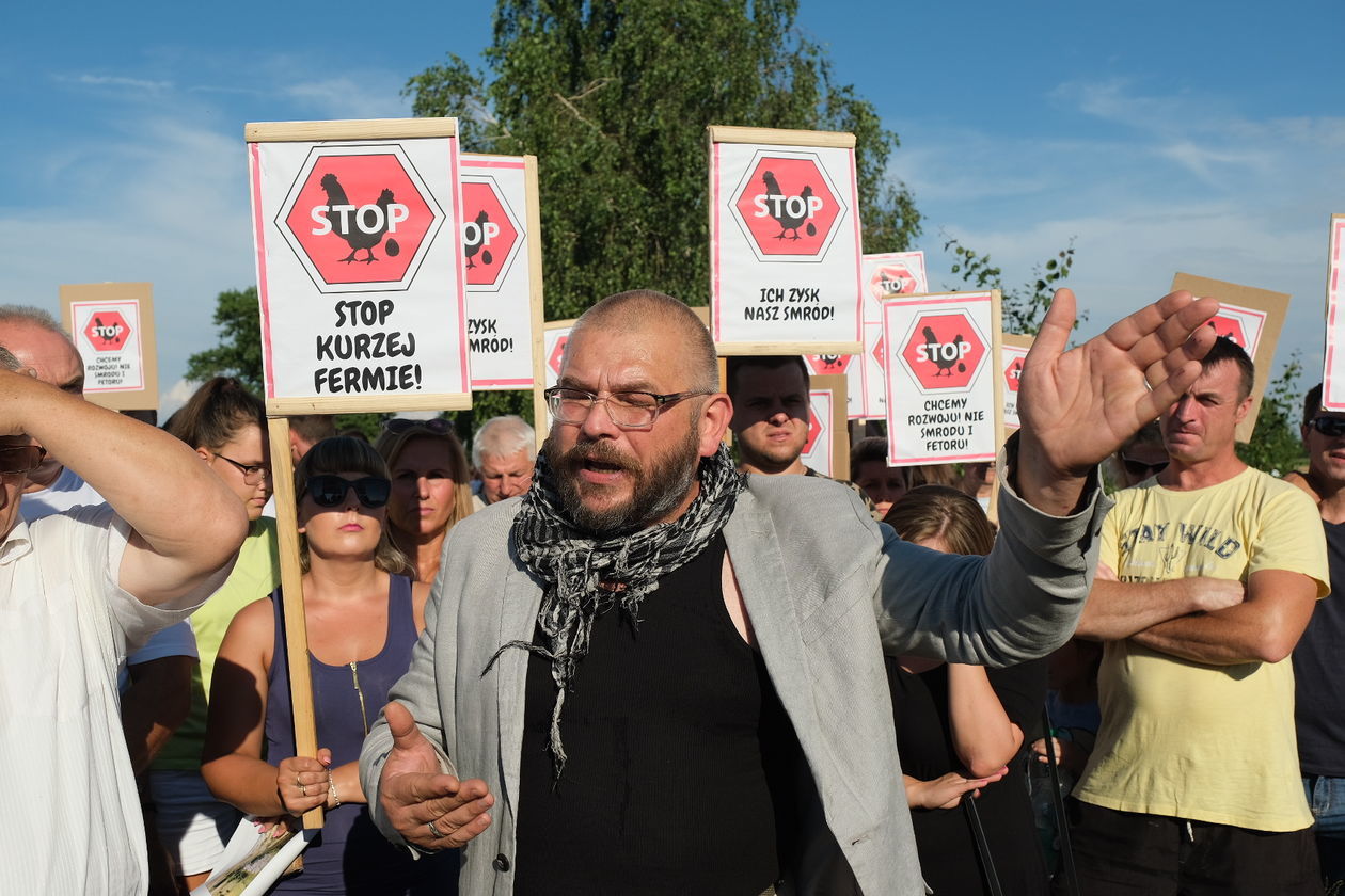  Protest mieszkańców przeciwko budowie kurników w Pałecznicy-Kolonii (zdjęcie 1) - Autor: Maciej Kaczanowski