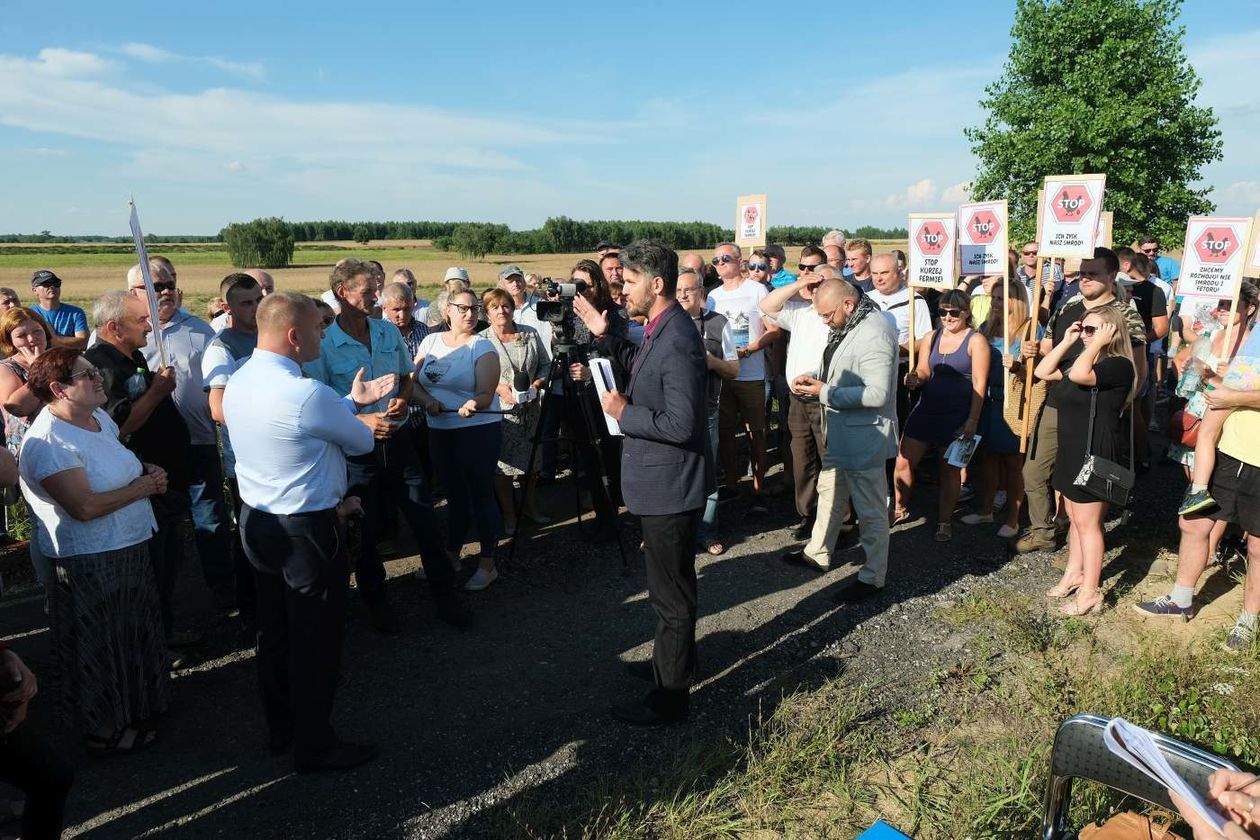  Protest mieszkańców przeciwko budowie kurników w Pałecznicy-Kolonii (zdjęcie 1) - Autor: Maciej Kaczanowski