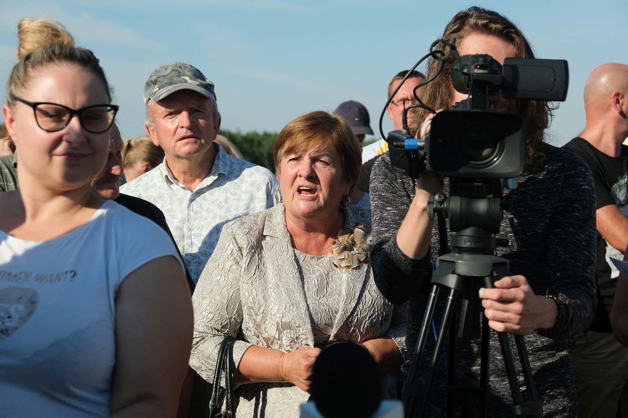  Protest mieszkańców przeciwko budowie kurników w Pałecznicy-Kolonii (zdjęcie 1) - Autor: Maciej Kaczanowski