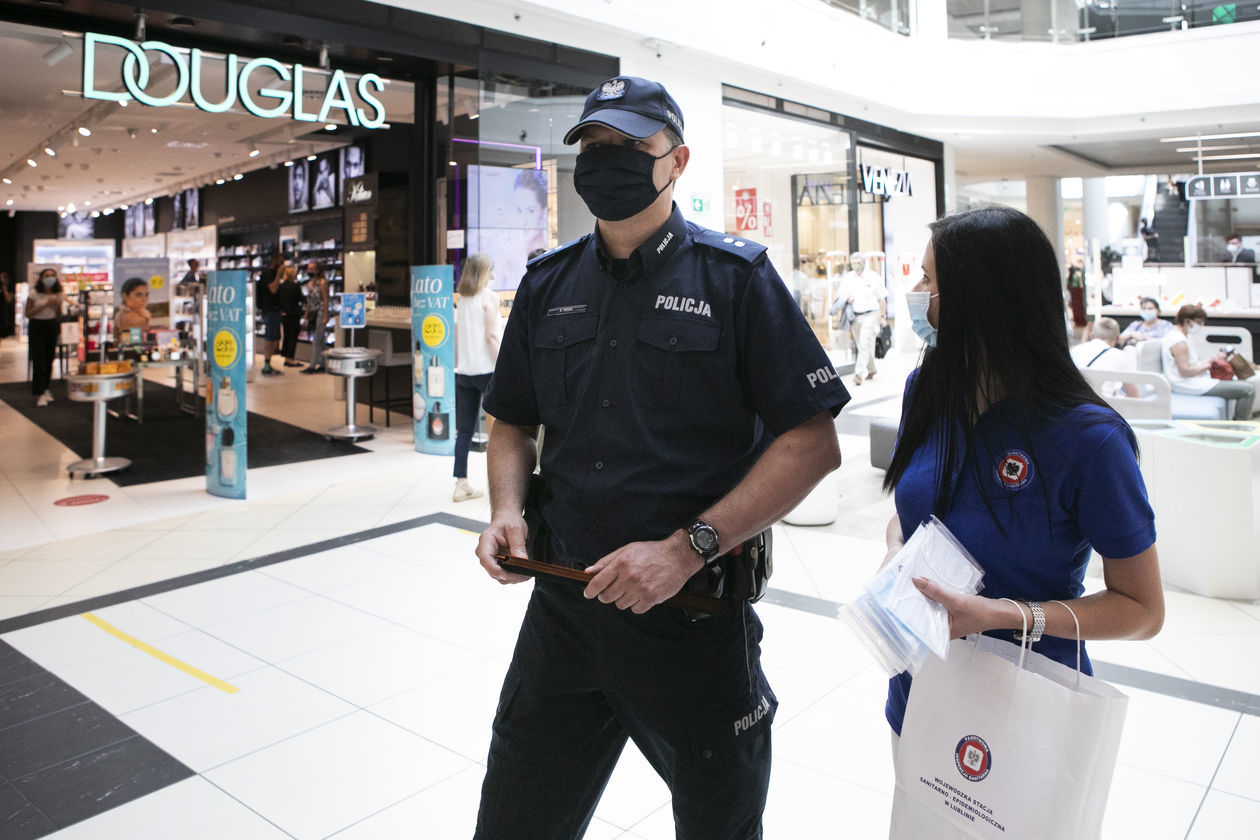  Akcja sanepidu i policji w galerii handlowej Lublin Plaza (zdjęcie 1) - Autor: Jacek Szydłowski