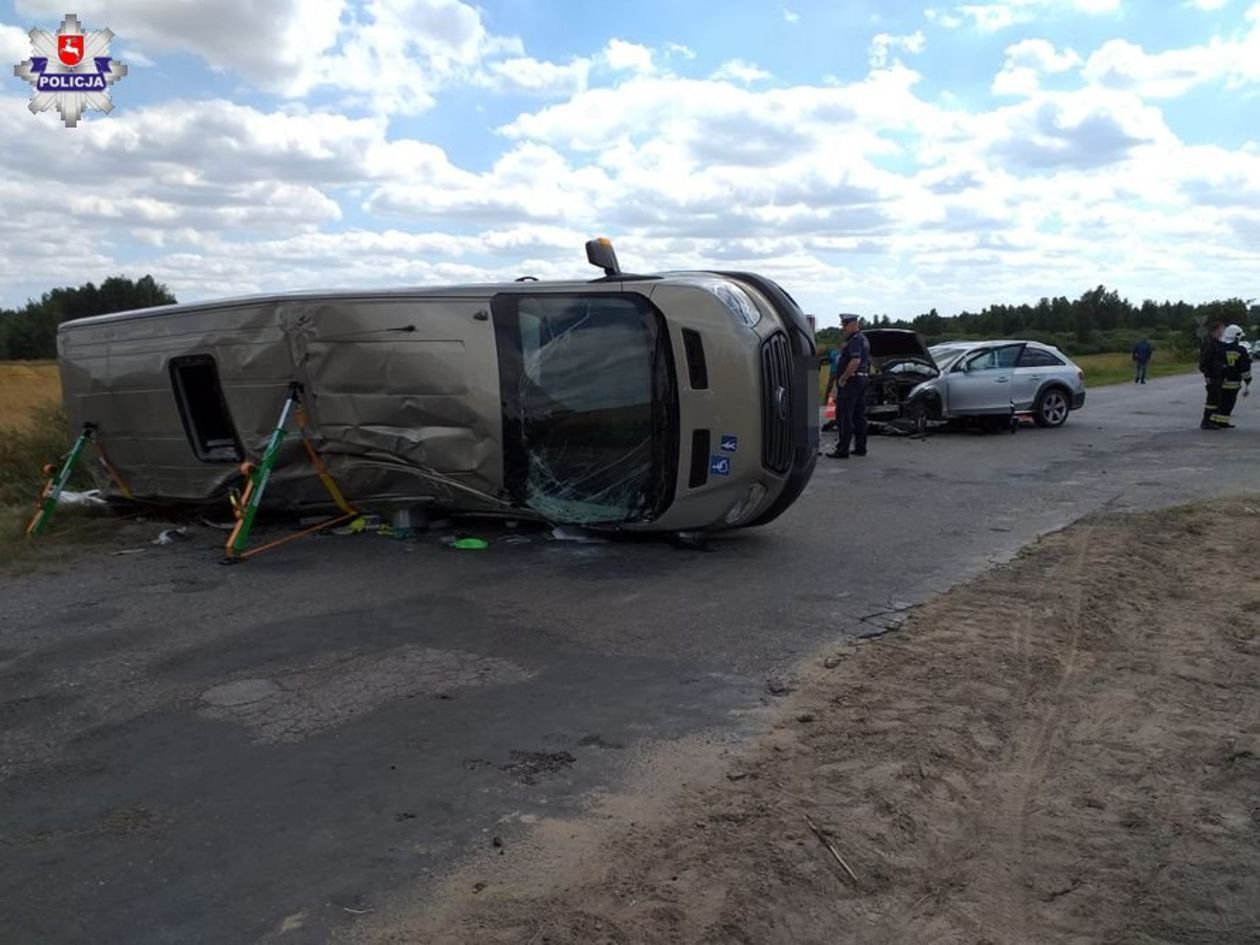  Zderzenie dwóch samochodów w powiecie radzyńskim (zdjęcie 1) - Autor: Policja